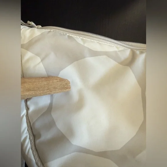 Marimekko x Uniqlo Kivet (stones) Half-moon Crossbody Bag - Picture 7 of 9